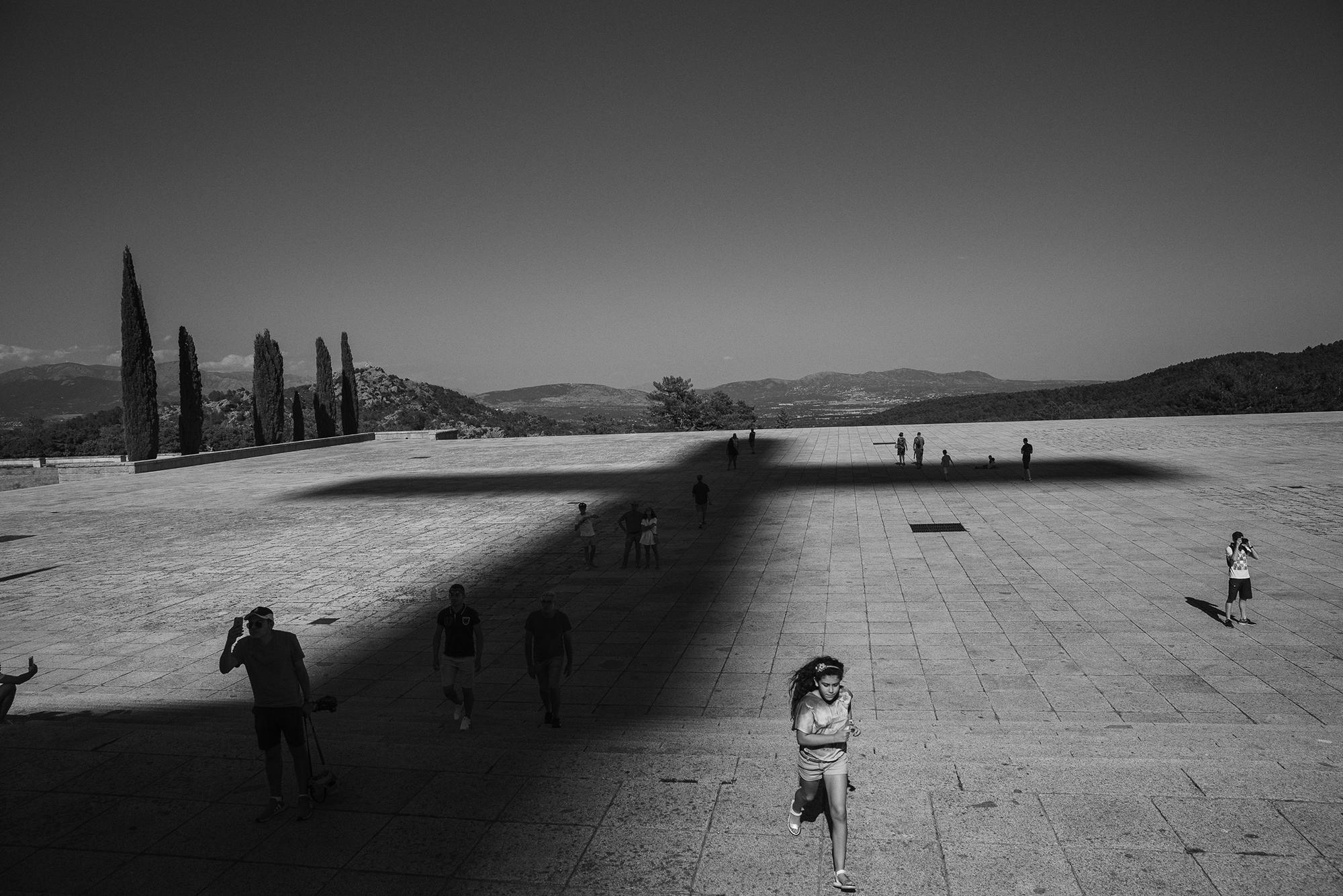 Una niña corre por la explanada del Valle de Cuelgamuros.